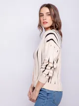 Cardigan de tejido de punto color beige con rayas verticales blancas, escote en V y cierre frontal con botones.