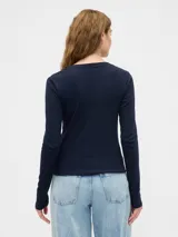 Remera de manga larga con escote en V, confeccionada en tejido de algodón suave y elástico, con un corte ajustado al cuerpo.