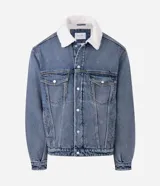 Campera de jean de corte regular, con cuello de solapa forrado en chenille, cierre frontal con botones metálicos y bolsillos frontales en el pecho.