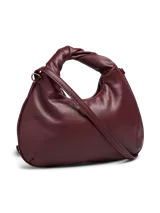 Cartera pequeña de mano con diseño estructurado y manija superior fruncida. Confeccionada en material sintético con acabado mate, cuenta con cierre superior metálico y forro interior con bolsillo con cierre.