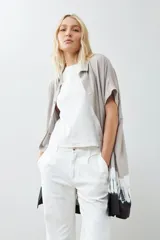 Vestido camisero color beige con detalle de teñido tie dye en blanco y negro en el ruedo.