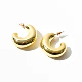 Aros tipo argolla gruesa, color dorado.