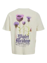 Camiseta color crema con estampado de flores y texto en la espalda.