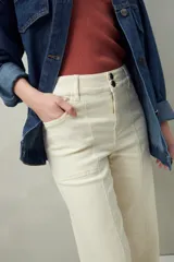 Pantalón ancho de tiro alto, color negro, con pretina y doble botón metalizado.