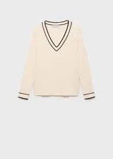 Jersey de punto fino en color crema con cuello de pico y detalles en contraste color marrón en el cuello y los puños. Presenta un diseño recto de manga larga.