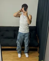 Musculosa blanca de morley con corte ajustado.