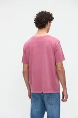 Remera blanca de manga corta con estampa frontal de una ilustración arquitectónica abstracta y calce clásico.