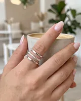 Set de tres anillos de acero plateado con diseños variados: dos lisos con banda delgada y uno central con textura trenzada o de cadena.