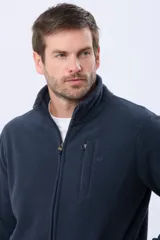 Campera polar azul marino con cierre frontal completo, cuello alto y bolsillos laterales con cierre. Incluye además un bolsillo con cierre en el pecho.