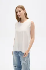 Remera blanca sin mangas con textura acanalada y corte holgado.