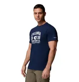 Remera azul marino de manga corta, con estampa frontal institucional de la marca Columbia en color blanco.