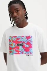 Remera blanca de algodón con estampa rectangular con diseño abstracto en tonos celeste, rosa y amarillo, con logo Levi's en negro.
