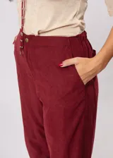 Pantalón de pana color bordeaux, de corte ancho y tiro alto.