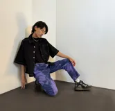 Camisa negra de denim, corte boxy, manga corta y costuras blancas a contraste.