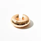 Aro trepador dorado con textura martillada.