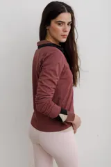 Remera de algodón con cuello camisero y escote en V profundo, de manga larga con puños en contraste de color.
