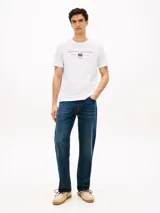 Remera Tommy Hilfiger de punto confeccionada en puro algodón, con cuello redondo y corte regular. Presenta un estampado con el logo de la marca y detalles distintivos en el pecho, además de un pequeño logo bordado en la manga.