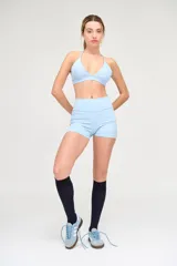 Top deportivo celeste con escote bajo y cintura con elástico de 3cm.
