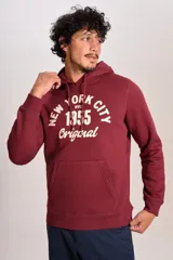 Hoodie bordó con capucha y cordones ajustables, presenta un estampado frontal con texto en color crema y bolsillo tipo canguro.