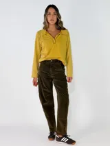 Pantalon de pana color marron oscuro, de corte recto y tiro medio, con cierre frontal y bolsillos laterales.