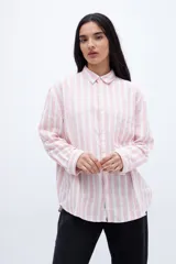 Camisa de algodón a rayas verticales rosas y blancas, con cuello solapa clásico y bolsillo cuadrado en el pecho.