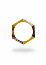 Pulsera rígida con forma hexagonal, elaborada en resina con secciones de colores sólidos y efecto marmolado en tonos amarillo, blanco, negro y marrón.