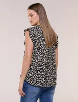 Blusa holgada de viscosa liviana con estampado animal print tipo leopardo, escote en V y mangas casquillo con volados en los hombros.