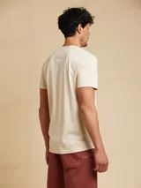 Remera amarilla de algodón con cuello redondo y manga corta.