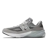 Championes New Balance MADE in USA 990v6, color gris con detalles en blanco y negro. Fabricados con materiales premium como gamuza, cuero y malla. Cuentan con tecnología FuelCell y ENCAP para mayor comodidad y amortiguación.
