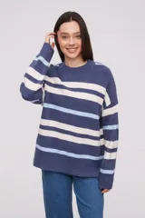 Sweater de acrílico a rayas horizontales en azul, celeste y blanco, de corte holgado y cuello redondo.