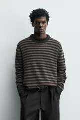 Jersey de punto regular fit, confeccionado en una mezcla de lana y fibra de yak. Presenta un diseño de rayas horizontales, cuello redondo y manga larga con acabados en rib.