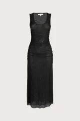 Vestido largo negro de malla transparente, sin mangas, con escote redondo y cuerpo drapeado y ajustado.