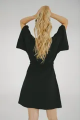 Bata color crema de algodón con lazo para ajustar en la cintura.