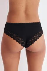 Pack de tres bombachas negras de corte hipster, confeccionadas en algodón con detalles de encaje en el borde superior y en el contorno de las piernas.