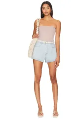 Body strapless color lila, de punto elástico con cierre de botón a presión en el fuelle.