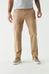 Pantalón chino clásico color ladrillo, de corte slim, con presillas para cinturón.