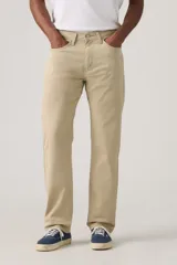 Pantalón de corte regular fit confeccionado en sarga color beige, con tiro medio y cierre frontal con cremallera.