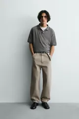 Pantalón balloon fit de algodón con efecto lavado, corte holgado y diseño tipo cargo. Cuenta con bolsillos delanteros, bolsillos traseros de parche y trabillas para cinturón.