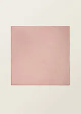 Pañuelo cuadrado de gasa en color rosado con bordes terminados en costura fina.