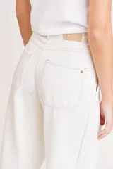 Pantalón de jean color crudo, de corte recto y tiro alto, con diseño de pinzas frontales y bolsillos laterales.