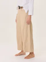 Pantalón ancho de denim azul oscuro, con corte holgado y costuras contrastantes en blanco y rojo en la zona de la bragueta.