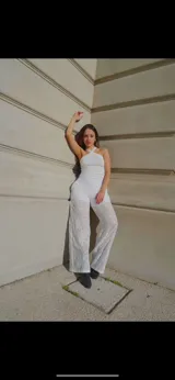 Top blanco con breteles finos cruzados en el frente y espalda descubierta.