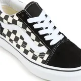 Championes Vans modelo Old Skool, con diseño clásico de tablero de ajedrez en blanco y negro, puntera y talón en gamuza negra y la icónica banda lateral blanca.