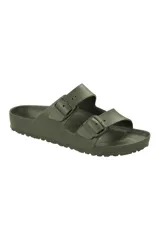 Sandalias Birkenstock Arizona, color verde militar, hechas de goma Eva, con dos correas ajustables con hebilla.