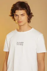 Remera blanca de manga corta con pequeño estampado tipográfico en el pecho, corte clásico.