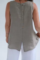 Musculosa color visón de lino italiano, de corte suelto y fluido, con detalle de botones en la espalda.