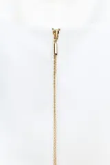 Chaleco blanco con escote redondo y sisa. Cierre frontal con cremallera dorada.