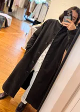 Tapado largo color gris oscuro confeccionado en lana 100%, con botones forrados.