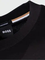 Remera negra de manga corta con cuello redondo y estampado frontal de líneas verticales abstractas con el logo de Boss.