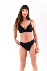 Conjunto de lencería compuesto por un soutien con copas preformadas sin aro y una bombacha tipo vedetina, ambos confeccionados en microfibra lisa con detalle de lazo frontal.